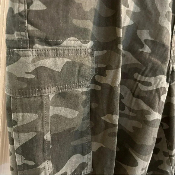 George Men’s At The Knee Cargo Shorts Green Camo 10” Inseam Size 44 NWT - Picture 4 of 7